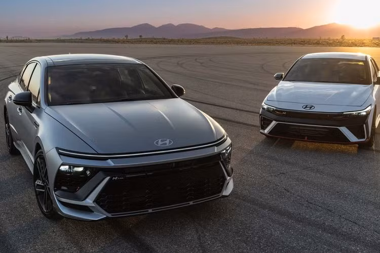  Hyundai Elantra 2024 Thế hệ thứ 7 của Elantra ra mắt từ năm 2020, đến nay, mẫu xe này mới cập nhật phiên bản nâng cấp vòng đời. Ở lần nâng cấp này, hãng xe Hàn Quốc tập trung tinh chỉnh ở phần đầu xe. Elantra 2024 được trang bị cụm đèn chiếu sáng chính mỏng hơn phiên bản cũ, dải đèn định vị DRL nối liền với nhau bằng một dải kim loại sáng màu. Lưới tản nhiệt Parametric-Jewel được thu hẹp lại, tạo nên một tổng thể hài hòa hơn cho mẫu sedan Hàn Quốc. Phần còn lại của xe hầu như không thay đổi, ngoại trừ cản sau thể thao hơn.