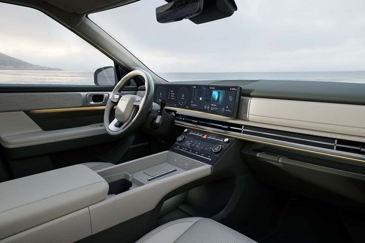 Xe sở hữu nhiều trang bị tiện ích như: màn hình cong đặt nổi trên bảng táp-lô bao gồm cụm đồng hồ đo kỹ thuật số 12,3 inch và hệ thống thông tin giải trí 12,3 inch; gương chiếu hậu kỹ thuật số, cổng USB-C 27W, vô lăng sưởi, ghế trước sưởi/thông gió, điều hòa đa vùng, camera 360 độ, hỗ trợ đổ đèo hay khả năng phân bổ hướng lực kéo trước:sau 50:50… Cung cấp sức mạnh cho Hyundai SantaFe 2024 là 4 tùy chọn động cơ. Mỗi hệ truyền động sẽ được phân phối tùy theo từng thị trường.