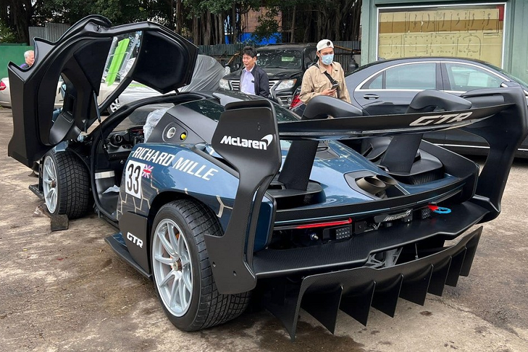 Siêu xe dành cho đường đua McLaren Senna GTR vẫn được trang bị động cơ V8, dung tích 4.0 lít, nhưng lại có công suất tối đa lên đến 814 mã lực, tăng 25 mã lực so với McLaren Senna. 