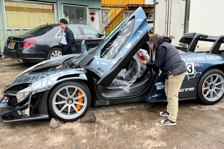 Mãi đến nay, danh tính của người mua chiếc siêu xe đua đường phố McLaren Senna GTR đã lộ diện, cụ thể, 1 đại gia có biệt danh là Jacky được cho là người đã chi bộn tiền để mua xe McLaren Senna GTR có số 33 ở ngoại thất, nếu tò mò danh tính của người này, anh ta chỉ mới nổi trong giới chơi siêu xe được nửa năm nay khi là người đầu tiên đặt mua Ferrari SF90 Spider, chiếc xe này sau đó ra biển tứ quý 9.