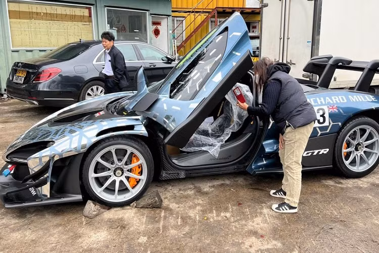 Mãi đến nay, danh tính của người mua chiếc siêu xe đua đường phố McLaren Senna GTR đã lộ diện, cụ thể, 1 đại gia có biệt danh là Jacky được cho là người đã chi bộn tiền để mua xe McLaren Senna GTR có số 33 ở ngoại thất, nếu tò mò danh tính của người này, anh ta chỉ mới nổi trong giới chơi siêu xe được nửa năm nay khi là người đầu tiên đặt mua Ferrari SF90 Spider, chiếc xe này sau đó ra biển tứ quý 9.