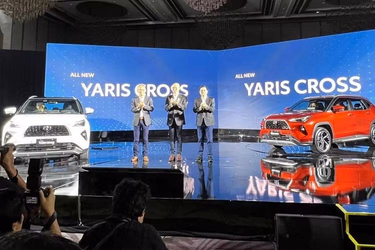 Toyota đã chính thức tổ chức sự kiện ra mắt toàn cầu dành cho mẫu SUV cỡ B hoàn toàn mới. Đúng như tin đồn, mẫu SUV cỡ B này có tên là Toyota Yaris Cross 2023 mới. Tuy nhiên, mẫu xe này không giống với Toyota Yaris Cross hiện đang bán ở một số thị trường như Singapore, Nhật Bản và châu Âu, cả về thiết kế, khung gầm lẫn động cơ.