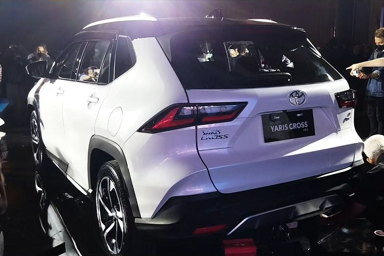 Tại thị trường Indonesia, Toyota Yaris Cross 2023 phiên bản GR Sport thể thao là cao cấp nhất, xe sở hữu một số đặc điểm nhận dạng như viền màu đen bóng xung quanh lưới tản nhiệt, hốc đèn sương mù lớn hơn, cản trước sơn cùng màu thân xe và tấm ốp gầm phía sau hầm hố hơn. Thêm vào đó là logo GR Sport nằm trên cản sau.