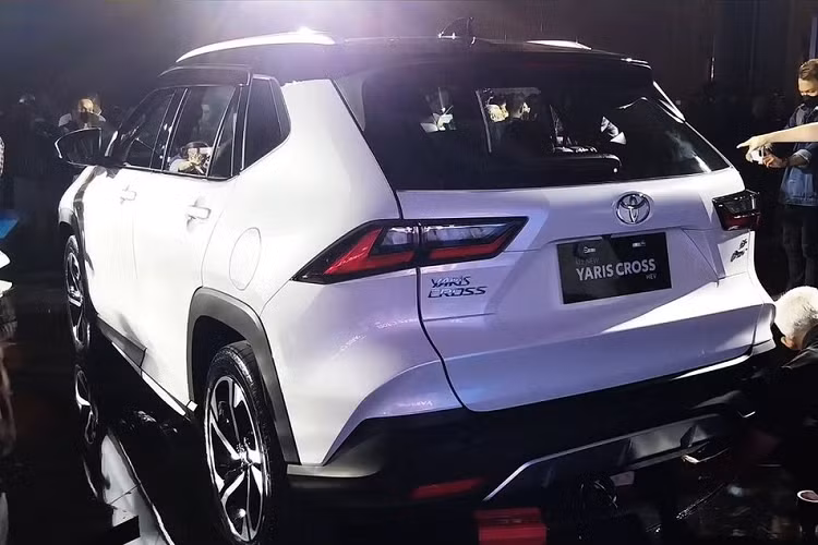 Tại thị trường Indonesia, Toyota Yaris Cross 2023 phiên bản GR Sport thể thao là cao cấp nhất, xe sở hữu một số đặc điểm nhận dạng như viền màu đen bóng xung quanh lưới tản nhiệt, hốc đèn sương mù lớn hơn, cản trước sơn cùng màu thân xe và tấm ốp gầm phía sau hầm hố hơn. Thêm vào đó là logo GR Sport nằm trên cản sau.