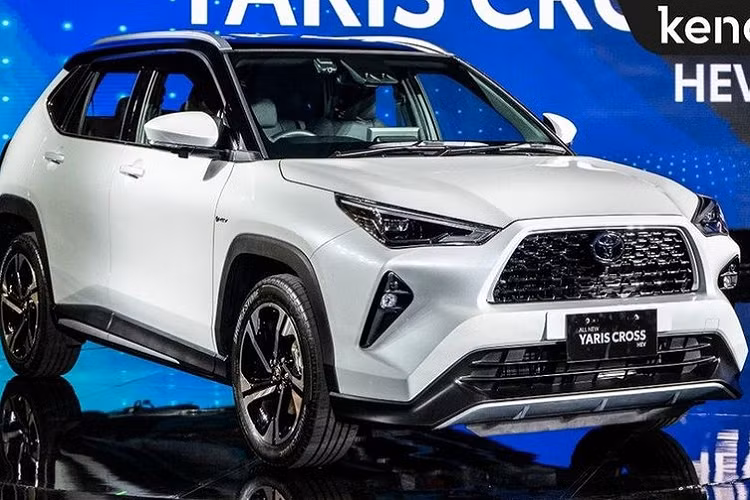 Trong khi đó, trên cản trước xuất hiện hốc gió trung tâm rộng và hốc đèn sương mù hình tam giác, sơn màu đen bóng. Bên dưới cản trước còn có thêm tấm ốp gầm màu bạc. Vòng sang bên sườn, chúng ta sẽ bắt gặp hốc bánh vuông vức và thiết kế cửa sổ khá giống với đàn anh Toyota Corolla Cross.