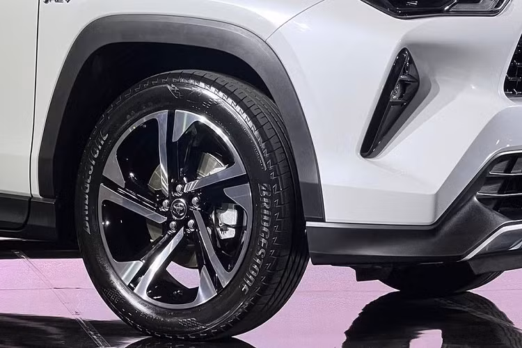 Nằm bên trong hốc bánh này là bộ vành hợp kim 5 chấu, phay xước 2 màu. Thêm vào đó là nóc màu đen, đi kèm baga nóc màu bạc. Ở đằng sau, mẫu SUV cỡ B này được trang bị cụm đèn hậu LED nằm ngang, ăn sâu sang hai bên chắn bùn và cửa cốp chỉnh điện, có cảm biến đá cốp. Bên dưới là cản sau màu đen, đi kèm tấm ốp gầm màu bạc tương tự ở cản trước.