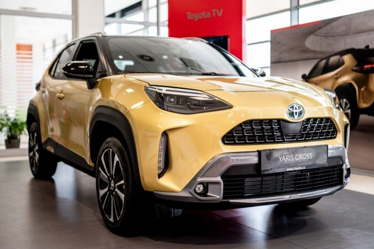 Toyota Yaris Cross 2023 sở hữu ngoại hình khá giống với các mẫu SUV cùng thương hiệu như Highlander, RAV4 hay Corolla Cross. Trên đầu xe, mẫu SUV cỡ B này được trang bị lưới tản nhiệt hình thang sơn màu đen bóng và đèn pha LED nhỏ gọn, vuốt về phía sau. Bên trong đèn pha còn có thêm dải đèn LED định vị ban ngày. 