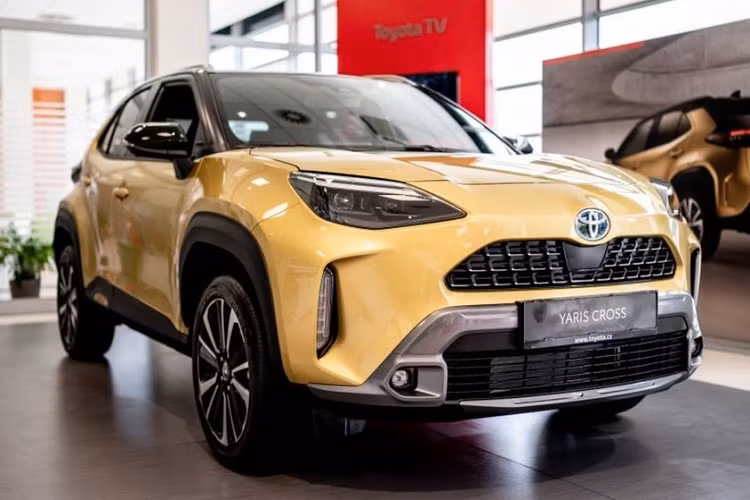 Toyota Yaris Cross 2023 sở hữu ngoại hình khá giống với các mẫu SUV cùng thương hiệu như Highlander, RAV4 hay Corolla Cross. Trên đầu xe, mẫu SUV cỡ B này được trang bị lưới tản nhiệt hình thang sơn màu đen bóng và đèn pha LED nhỏ gọn, vuốt về phía sau. Bên trong đèn pha còn có thêm dải đèn LED định vị ban ngày. 
