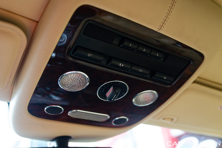 Ngoài ra, xe còn được trang bị cửa sổ trời có thể mở bằng một núm xoay dành cho khoang hành khách phía trước. Các chi tiết khác được chủ cũ thay thế lại như 2 giảm xóc phía trước, toàn bộ cao su gầm, lốc lạnh, bơm trợ lực, bộ bánh răng đồng tốc, ắc quy, cảm biến áp suất lốp cùng nhiều các bộ phận khác.