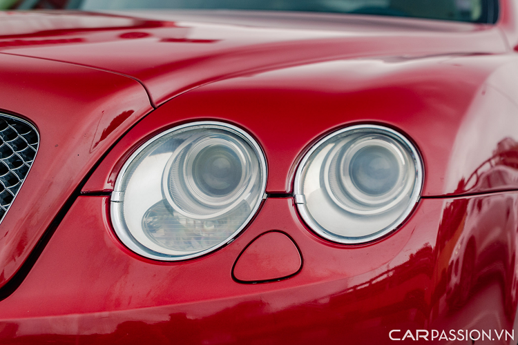 Bentley Continental Flying Spur sở hữu kích thước Dài x Rộng x Cao lần lượt là 5.306 x 1.915 x 1.478 mm, chiều dài trục cơ sở đạt 3.065 mm. Sau thời gian dài sử dụng, phần kính cửa sổ của xe đã có dấu hiệu bị ố nên chủ nhân đã thay toàn bộ 6 miếng kính đem đến diện mạo hoàn hảo nhất cho chiếc xe.