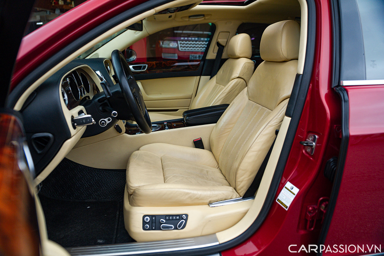 Ghế ngồi là dạng chỉnh điện, nhớ 3 vị trí. Hàng ghế “ông chủ” trên xe được lựa chọn với hai ghế ngồi tách biệt, ở giữa là một bệ tì tay và các hộc để đồ cùng với những nút bấm điều chỉnh ghế.