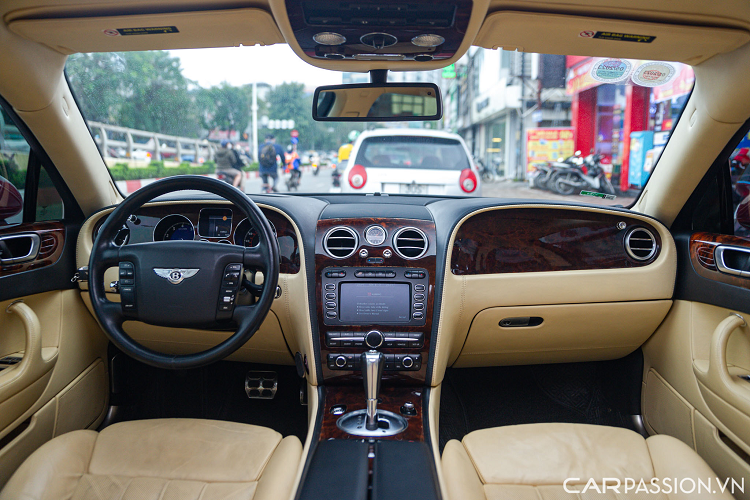 Vô lăng của chiếc xe là dạng 4 chấu, tích hợp nhiều nút bấm như điều khiển giọng nói, hệ thống kiểm soát hành trình Cruise Control, tăng giảm âm lượng. Sau hơn một thập kỉ sử dụng, chất lượng ghế da trên mẫu xe này đã có phần xuống cấp với những nếp nhăn.