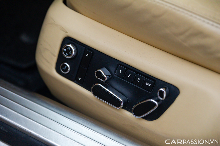 Phía trên màn hình giải trí là đồng hồ của thương hiệu Breitling, đi kèm 2 cửa gió điều hòa làm từ kim loại. Nút đề nổ động cơ, điều chỉnh hệ thống nâng/hạ gầm, điều chỉnh gương được đặt xung quanh cần số. Nhiều khu vực trong nội thất được ốp gỗ màu nâu làm tăng tính sang trọng.