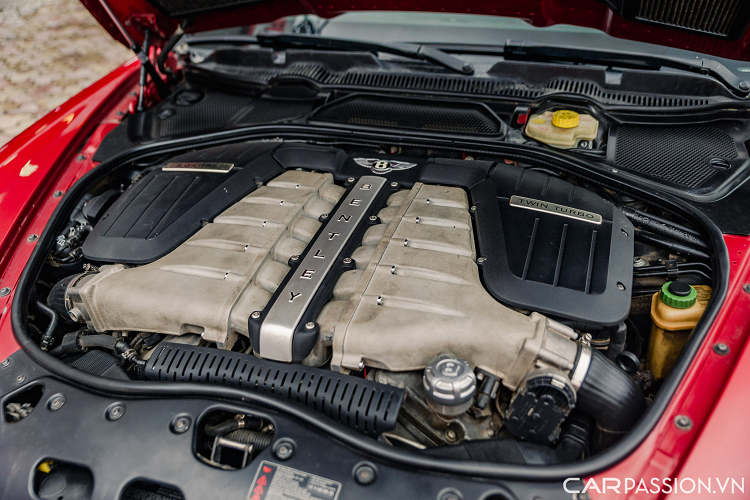 Bentley Continental Flying Spur sử dụng động cơ W12 dung tích 6,0 lít tăng áp kép tạo ra 560 mã lực tại vòng tua 6.100 vòng/phút và mô-men xoắn cực đại đạt 650Nm tại vòng tua 1.600 vòng/phút. Chiếc xe cần tới 5,1 giây để đạt mốc 100 km/h và tốc độ tối đa lên tới 312 km/h.