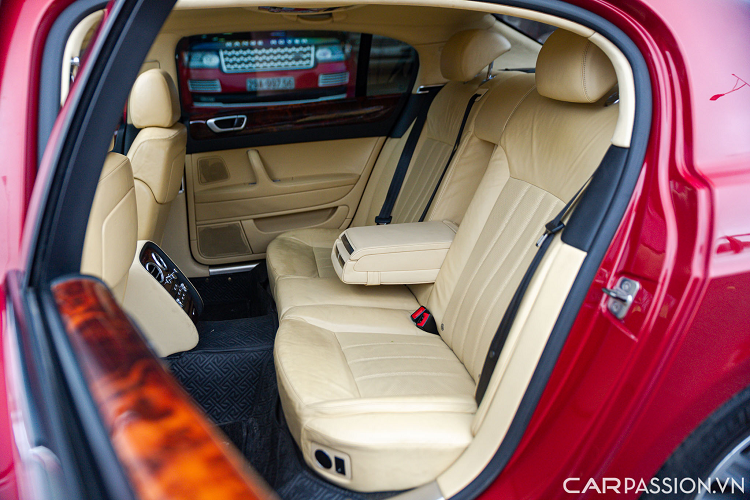 Hệ thống giải trí AF/FM/CD kết nối đầu ra 12 loa. Màn hình trung tâm của Bentley Continental Flying Spur là nơi mà tài xế có thể điều khiển các cài đặt về xe, cũng như các kết nối liên quan đến điện thoại, bản đồ, hỗ trợ điều hướng bằng các nút bấm bên cạnh màn hình.