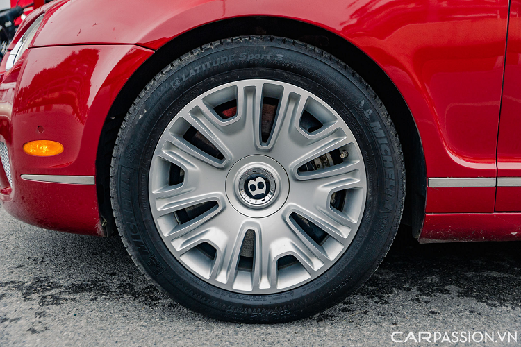 Phía sau nổi bật với cụm đèn pha dạng LED thiết kế hình oval giống với thiết kế của phần ống xả. Khi ấn vào logo hình chữ B, phần cốp của xe sẽ được mở lên. Nội thất của chiếc xe được bọc hoàn toàn bằng da với sự kết hợp màu kem và đen cùng các chi tiết gỗ màu nâu.