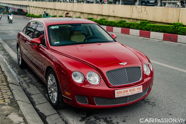Một chiếc Bentley Continental Flying Spur đời 2006 cũ màu đỏ mới đây đã được đưa lên sàn xe cũ Hà Nội. Xe được chào bán lại với mức giá 1 tỷ 450 triệu đồng sau khi lăn bánh 130.000 km.