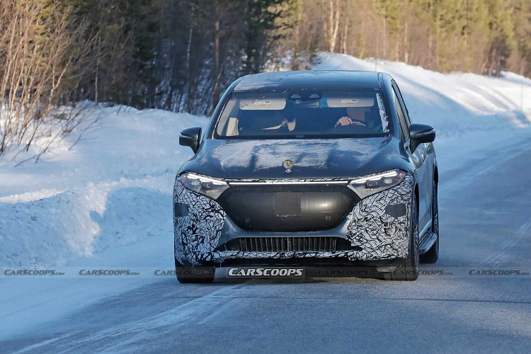 Mercedes-Maybach EQS 680 2024 mới sở hữu bộ mâm đa chấu kép lớn, tay nắm cửa vẫn là kiểu thò thụt, đằng sau có cụm đèn hậu LED nhưng đáng tiếc là phần lớn đã bị che đi bằng tấm đề-can bảo vệ, nên không rõ cụm đèn này có kết nối cùng nhau hay không. Thông số về động cơ, trang bị nội thất cũng như giá bán sẽ được lộ diện vào ngày 17/4.