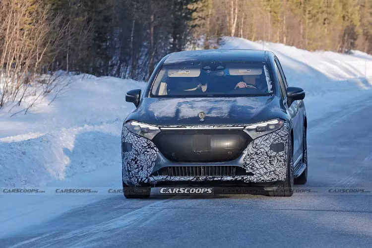 Mercedes-Maybach EQS 680 2024 mới sở hữu bộ mâm đa chấu kép lớn, tay nắm cửa vẫn là kiểu thò thụt, đằng sau có cụm đèn hậu LED nhưng đáng tiếc là phần lớn đã bị che đi bằng tấm đề-can bảo vệ, nên không rõ cụm đèn này có kết nối cùng nhau hay không. Thông số về động cơ, trang bị nội thất cũng như giá bán sẽ được lộ diện vào ngày 17/4.