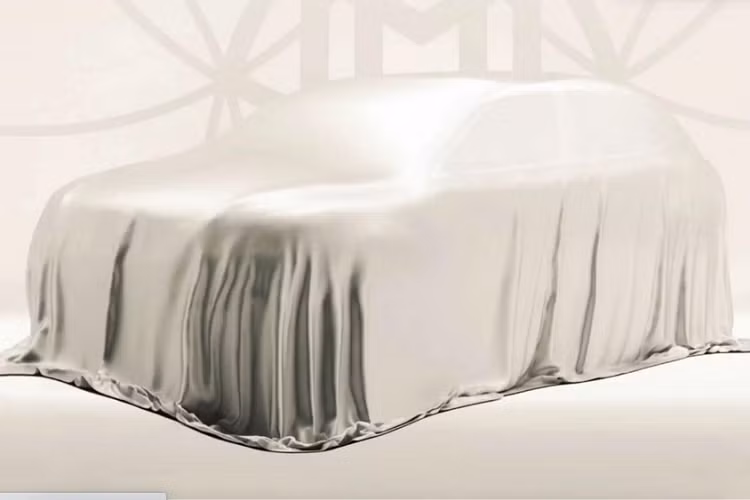 Chẳng hạn, dù là xe điện không cần lưới tản nhiệt nhưng phần đầu xe của Mercedes-Maybach EQS 680 vẫn có các thanh dọc ở trên cản trước, điều này gây tò mò cho người xem. Tiếp đến là cụm đèn pha LED được kết nối với nhau bằng dải đèn LED chiếu sáng ban ngày.