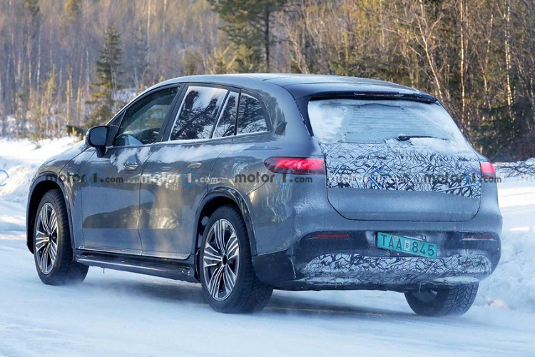 Kèm theo thông báo ngày ra mắt chính thức của SUV điện Mercedes-Maybach EQS 680, hãng xe Đức còn chia sẻ 1 bức ảnh chiếc SUV siêu sang điện này được trùm bạt cẩn thận. Tuy nhiên, trước đó, 1 số trang tin nước ngoài đã bắt gặp Mercedes-Maybach EQS 680 khi đang trên đường chạy thử.