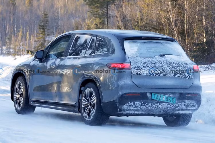 Kèm theo thông báo ngày ra mắt chính thức của SUV điện Mercedes-Maybach EQS 680, hãng xe Đức còn chia sẻ 1 bức ảnh chiếc SUV siêu sang điện này được trùm bạt cẩn thận. Tuy nhiên, trước đó, 1 số trang tin nước ngoài đã bắt gặp Mercedes-Maybach EQS 680 khi đang trên đường chạy thử.