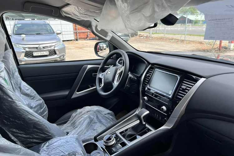 Phiên bản Mitsubishi Pajero Sport 2 tông màu tại Việt Nam được xem là nỗ lực nhằm thu hút sự quan tâm của người dùng, kích cầu mua sắm và tăng sức cạnh tranh với các đối thủ cùng phân khúc Ford Everest, Toyota Fortuner…