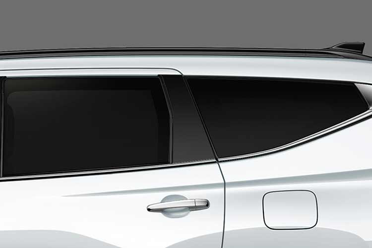 Trong đó, cảm biến áp suất lốp là trang bị tiêu chuẩn, có trên cả 2 phiên bản 4x2 và 4x4 của mẫu SUV hạng D này. Riêng hệ thống lọc không khí Nano-X chỉ dành cho bản 4x4.