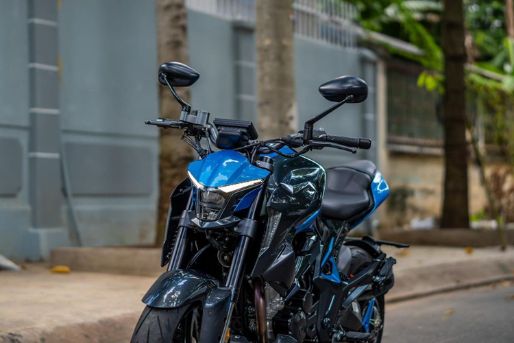 Cả hai bánh trước/sau của Zontes 350R1 đều dùng mâm 17 inch, lắp phanh đĩa đơn kèm công nghệ chống bó cứng phanh ABS. Bên cạnh đó là hệ thống giám sát áp suất lốp.