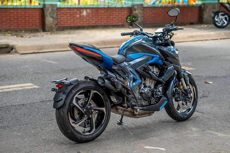 Về sức mạnh, Zontes 310R được trang bị động cơ DOHC dung tích 348 phân khối, công suất gần 35 mã lực tại vòng tua máy 9.500 vòng/phút, mô-men xoắn 30 Nm tại 6.500 vòng/phút. Hộp số côn tay 6 cấp. Động cơ có bộ ly hợp chống trượt khi dồn số.