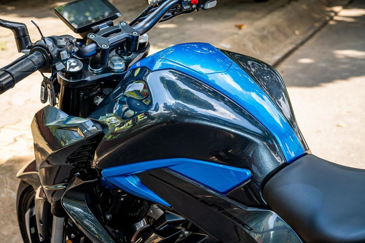 Một trong những điểm đặc biệt đầu tiên dễ dàng nhận thấy trên chiếc xe Zontes 350R1 của Trung Quốc này có lẽ là kiểu dáng. Ở khu vực đầu xe, bộ đèn pha cũng như thân vỏ, cánh gió được thiết kế đậm chất hiếu chiến. Phần đèn xi-nhan tách rời và đặt ở quây gió phía trước.