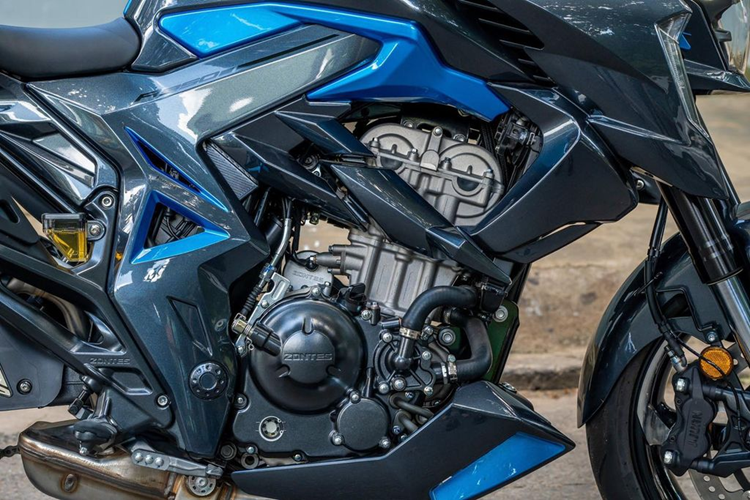 Tiếp đến là loạt trang bị hiện đại như: phuộc trước USD, màn hình TFT màu, khóa Smartkey, cổng sạc USB, công tắc báo cháy và thậm chí là cả bộ gắp đơn đầy hấp dẫn ở phía sau.