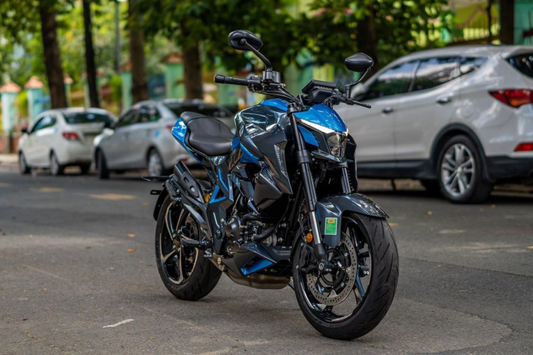 Đây là một mẫu nakedbike đến từ Trung Quốc nhưng lại mang kiểu dáng thiết kế khá đẹp mắt và hài hòa. Không những vậy, Zontes 350R1 còn sở hữu loạt trang bị hết sức hiện đại và bắt mắt.