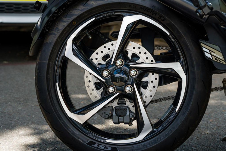 Về kích thước, xe môtô Zontes 350R1 cỡ nhỏ sở hữu chiều dài, rộng, cao lần lượt là 2.030 mm, 795 mm, 1.120 mm. Xe được thiết kế yên phân tầng, cao 795 mm.