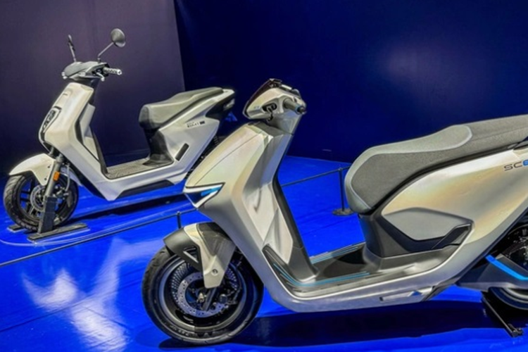 Đầu xe ga điện Honda SCe gây ấn tượng với cụm đèn pha, xi nhan và cả đèn ban ngày được thiết kế thành một khối thống nhất, ôm lấy mặt trước của xe.