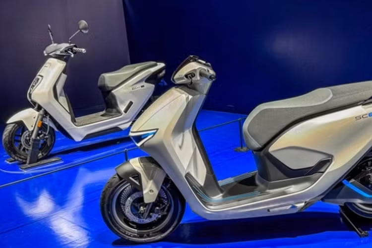 Đầu xe ga điện Honda SCe gây ấn tượng với cụm đèn pha, xi nhan và cả đèn ban ngày được thiết kế thành một khối thống nhất, ôm lấy mặt trước của xe.