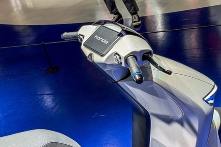 Honda SCe được trang bị giảm xóc trước ống lồng đi kèm giảm xóc sau lò xo đôi. Đảm bảo an toàn cho xe là hệ thống phanh đĩa trước và tang trống sau.