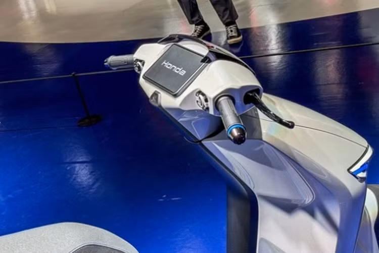 Honda SCe được trang bị giảm xóc trước ống lồng đi kèm giảm xóc sau lò xo đôi. Đảm bảo an toàn cho xe là hệ thống phanh đĩa trước và tang trống sau.