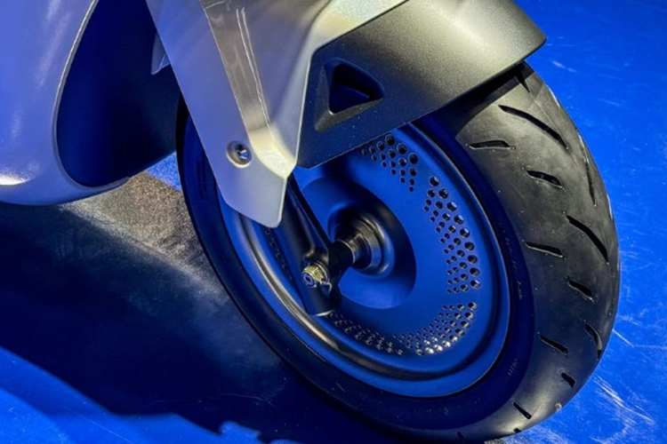 Hiện tại, Honda chưa công bố thông số động cơ của mẫu xe này. Hãng chỉ tiết lộ, xe sẽ được trang bị 2 khối pin có thể tháo rời được đặt tên là Mobile Power Pack. Pin được đặt phía dưới yên và động cơ điện được gắn ở bánh sau.