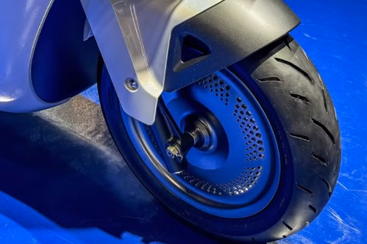 Hiện tại, Honda chưa công bố thông số động cơ của mẫu xe này. Hãng chỉ tiết lộ, xe sẽ được trang bị 2 khối pin có thể tháo rời được đặt tên là Mobile Power Pack. Pin được đặt phía dưới yên và động cơ điện được gắn ở bánh sau.