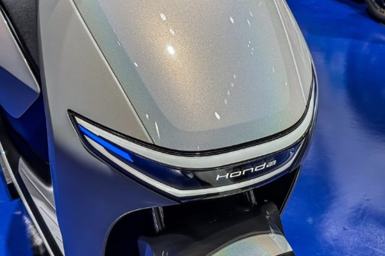 Phía đuôi xe được bo cong mềm mại, đi cùng cụm đèn hậu khá đẹp mắt. SCe còn có phần sàn để chân phẳng, rộng rãi và yên liền bọc da 2 tông màu.