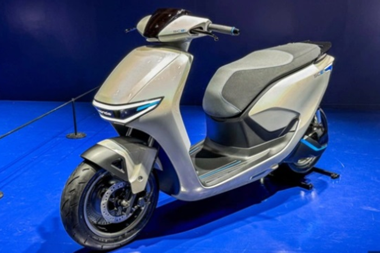 Về thiết kế, chiếc Honda SCe điện ý tưởng này sở hữu ngoại hình của một chiếc scooter (xe tay ga), với phần yếm trước khá lớn. Chi tiết này khiến nhiều người liên tưởng tới mẫu Honda LEAD rất hổi tiếng của hãng xe Nhật.
