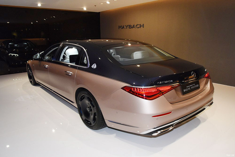 Được phát triển dựa trên Mercedes-Maybach S680, phiên bản Haute Voiture sở hữu bộ cánh ngoại thất sơn 2 màu. Nửa thân trên của xe được sơn màu xanh hải quân trong khi nửa còn lại sơn màu vàng hồng. Bên cạnh màu sơn ngoại thất, Mercedes-Maybach S680 Haute Voiture còn được trang bị bộ vành dạng đĩa với 5 chấu nhỏ theo phong cách cổ điển. Bộ vành này cũng được sơn màu xanh hải quân tương tự thân xe.