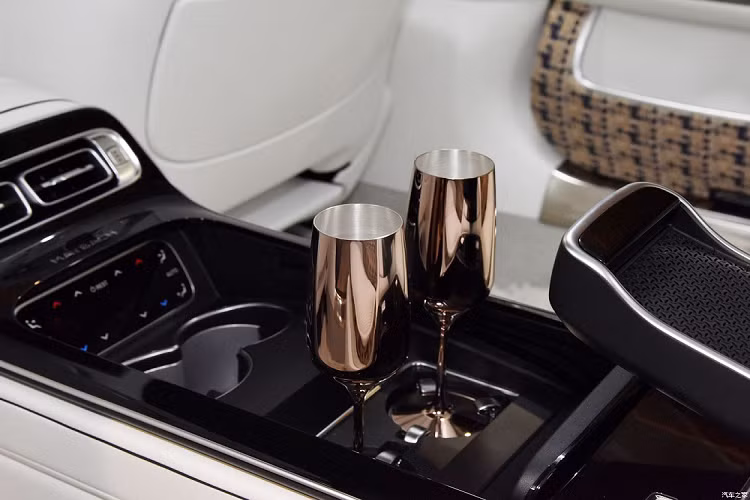 Động cơ tạo ra công suất tối đa 621 mã lực cùng mô-men xoắn cực đại 1.001 Nm đồng thời kết hợp với hộp số tự động 9 cấp và hệ dẫn động 4 bánh toàn thời gian 4Matic.