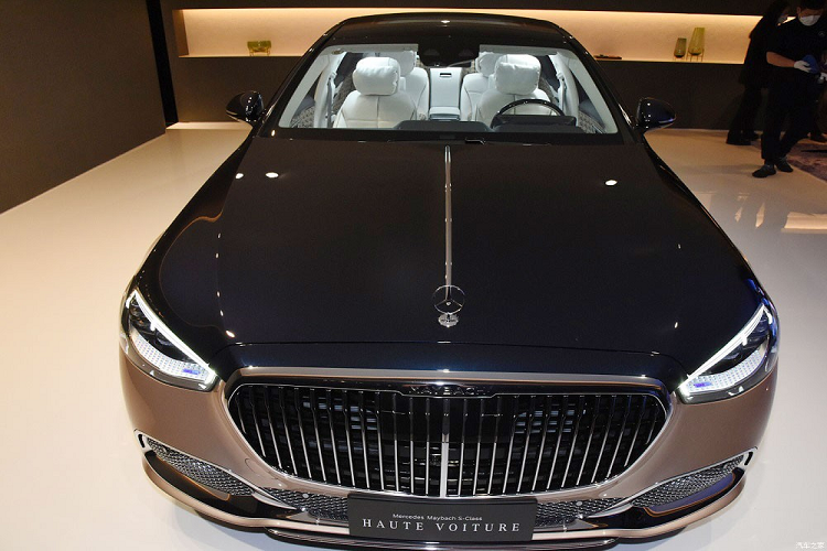 Mẫu sedan xa hoa này là phiên bản thương mại của xe concept mang tên Mercedes-Maybach Haute Voiture 2023 mới ra mắt vào hồi tháng 5/2022. Trong tiếng Pháp, từ "Haute" có nghĩa là "cao cấp" trong khi "Voiture" là "xe". Sở dĩ thương hiệu Đức sử dụng tên gọi này là vì xe lấy cảm hứng thiết kế từ thời trang cao cấp.