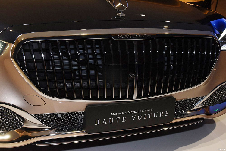 Điểm nhấn của Mercedes-Maybach S680 Haute Voiture nằm ở chất liệu nỉ chất lượng cao, phối 2 màu xanh và vàng ánh kim trên ghế cũng như tapi cửa.