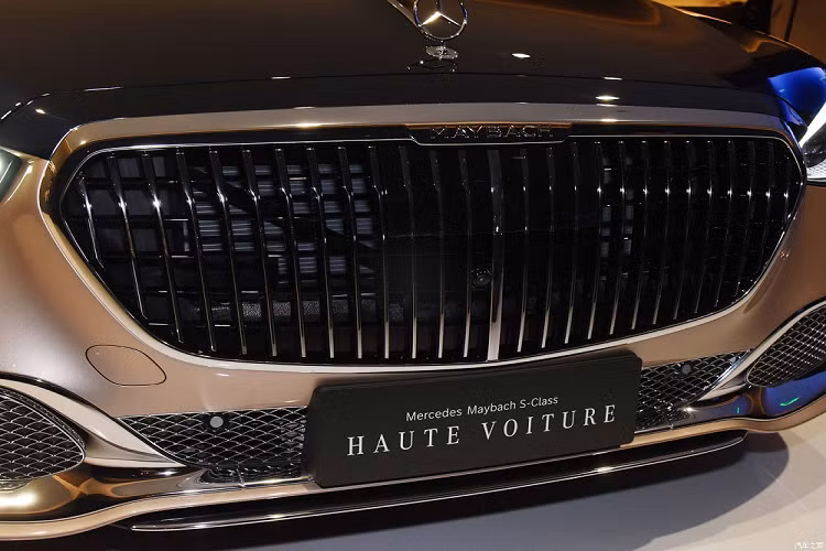 Điểm nhấn của Mercedes-Maybach S680 Haute Voiture nằm ở chất liệu nỉ chất lượng cao, phối 2 màu xanh và vàng ánh kim trên ghế cũng như tapi cửa.