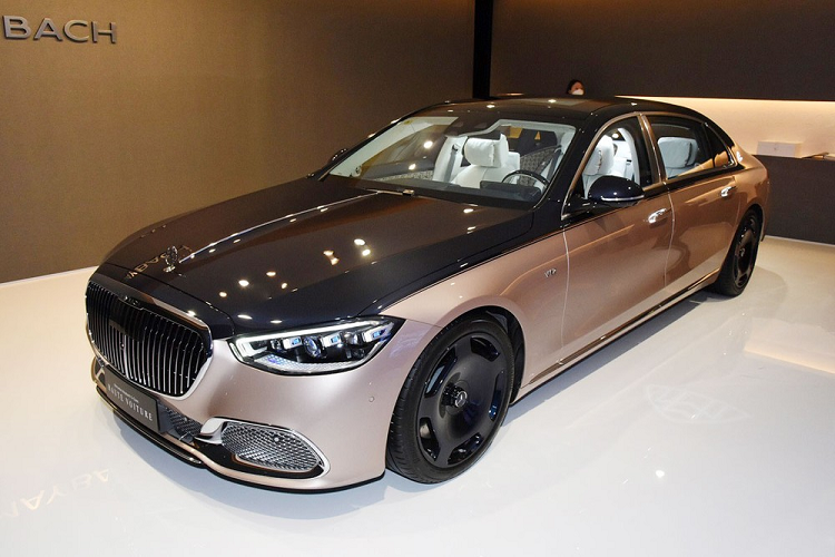 Những chi tiết ngoại thất còn lại của phiên bản Haute Voiture nhìn chung không thay đổi so với Mercedes-Maybach S680. Xe cũng có lưới tản nhiệt cỡ lớn với những nan nằm dọc nhưng sơn đen thay vì mạ crôm...