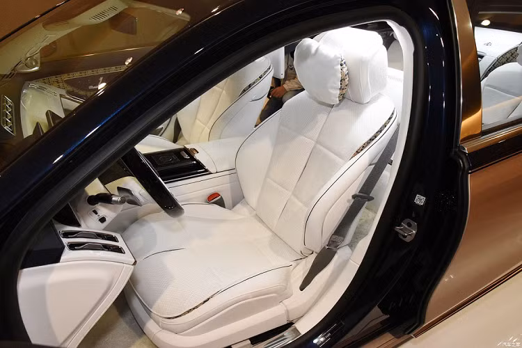 Nếu chi thêm tiền, khách hàng có thể mua bộ hành lý với thiết kế và chất liệu tương tự nội thất của xe. "Trái tim" của Mercedes-Maybach S680 Haute Voiture vẫn là động cơ xăng V12, tăng áp kép, dung tích 6.0L như bản thường.