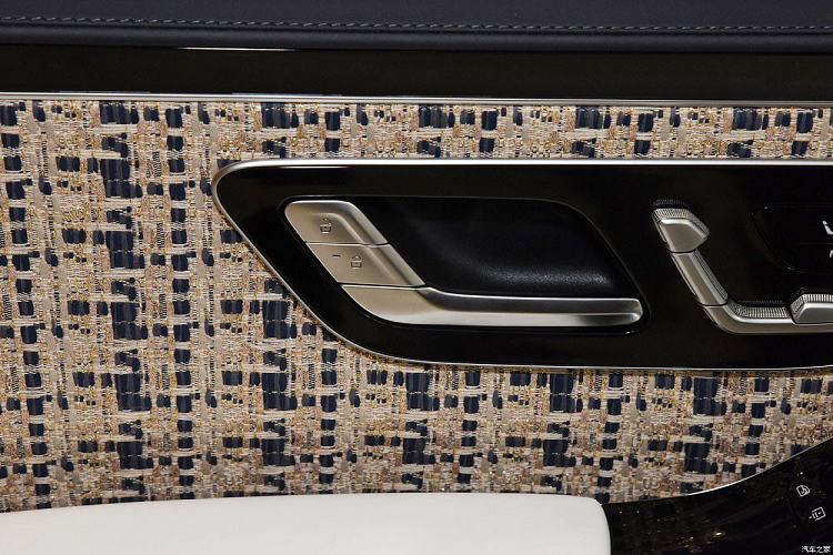 Ngoài ra, Mercedes-Maybach S680 Haute Voiture còn đi kèm bộ bàn đạp ốp kim loại với logo Maybach... Màn hình cảm ứng trung tâm nâng cấp giao diện. 2 ly uống champagne màu vàng hồng Khi mua xe, khách hàng sẽ được tặng hộp quà bao gồm tấm biển đánh số thứ tự xuất xưởng, phiên bản thu nhỏ của xe, móc treo chìa khóa cũng như bạt phủ với logo Maybach và Haute Voiture.